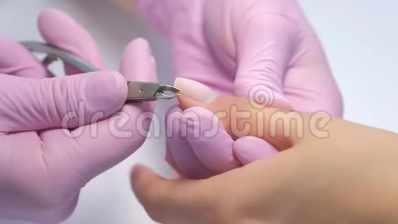 美甲师大师用专业指甲钳制作指甲剪角质层视频的预览图
