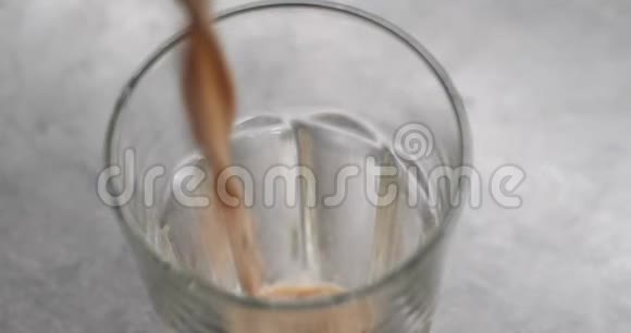 巧克力牛奶在玻璃中流动作为早餐健康的早餐吃水果谷类食品和酸奶宏观视频的预览图
