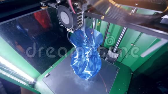3D打印机在3D打印实验室工作一个3D打印机的内部视图生产一个蓝色花瓶视频的预览图