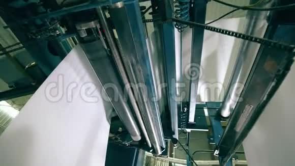 金属机器纸张贯穿其中纸张回收概念视频的预览图
