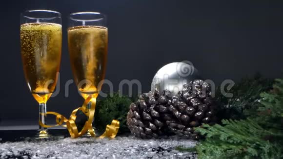 两杯香槟圣诞树和新年舞会视频的预览图