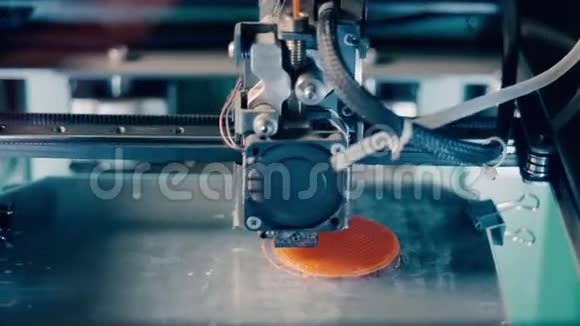 圆形橙色板正在3D打印三维3d打印机在三维打印实验室工作视频的预览图
