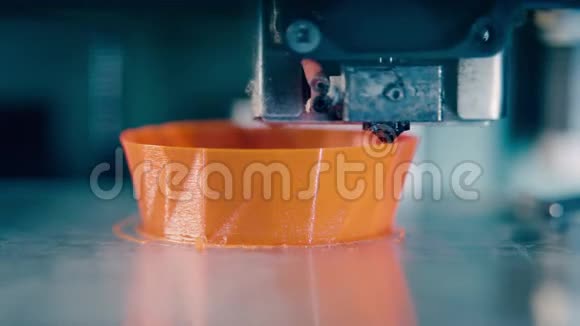 3D打印机正在产生一个橙色的物体3D打印机在3D打印实验室工作视频的预览图