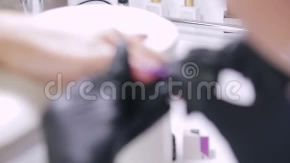 医生用紫胶覆盖客户的指甲从模糊变成锐利视频的预览图