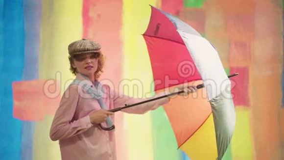 迷人开朗迷人可爱带伞的女朋友快乐的时尚女孩疯狂地做着滑稽的表情视频的预览图