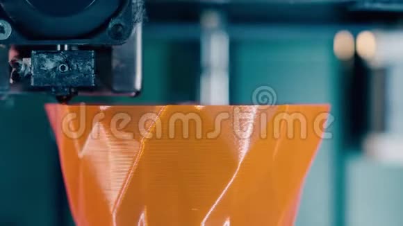 打印机制是向橙色3D对象添加层三维3d打印机在三维打印实验室工作视频的预览图