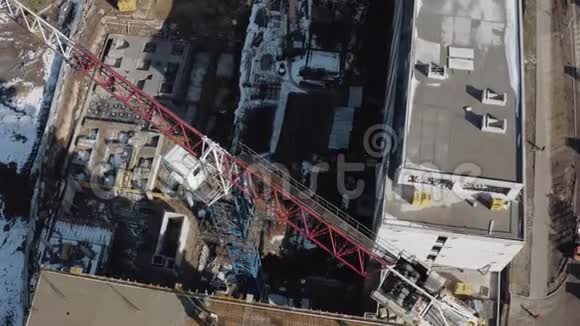 乌克兰哈尔科夫市中心一个建筑工地的建筑起重机的俯视图新建筑视频的预览图