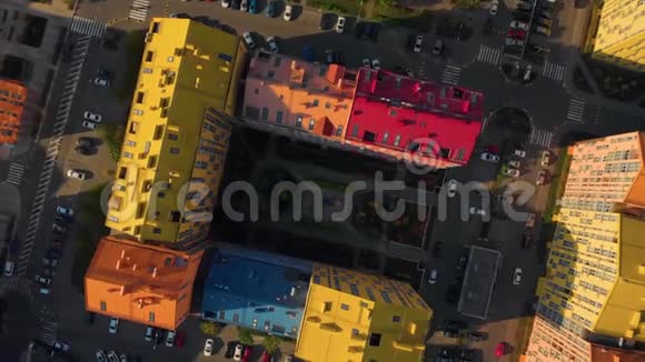 城市里五颜六色的房子从上往下看视频的预览图