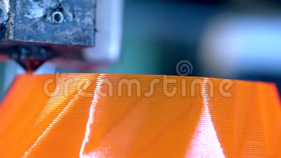 一个3D打印机的头部正在创造薄薄的橙色层3D打印机在3D打印实验室工作视频的预览图