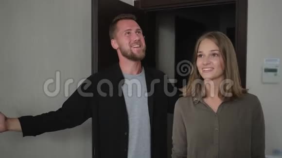 快乐的年轻夫妇进入新公寓视频的预览图