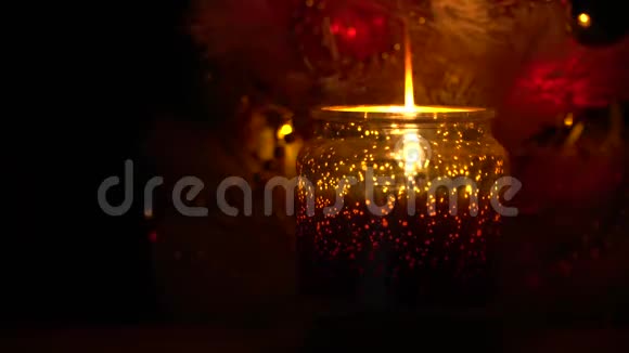 有蜡烛的圣诞树烛台上的蜡烛圣诞气氛开火视频的预览图