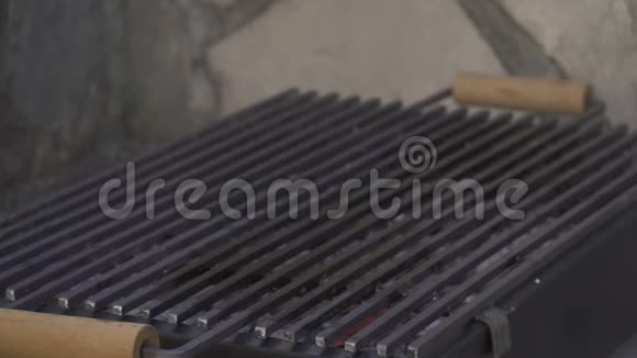 烹饪前厨师用油润滑烤架形成不粘涂层视频的预览图