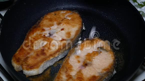三文鱼片用油煎锅和洋葱炒视频的预览图