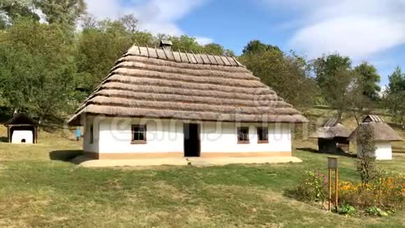 乌克兰切尔尼夫茨的老式传统建筑有典型的木屋和磨坊视频的预览图