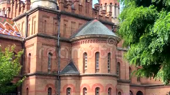 Chernivtsi国立大学宗教神学院的一座美丽的历史建筑红砖立面绿树成荫视频的预览图