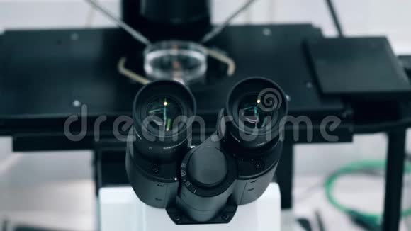 临床实验室的现代显微镜视频的预览图