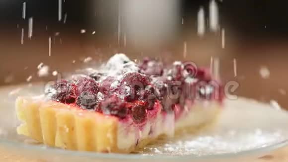将糖粉撒在旋转芝士蛋糕上慢动作近距离拍摄4k红色相机视频的预览图