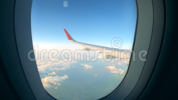 飞机的机翼在飞行时可以透过窗户看到视频的预览图