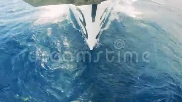 横渡海水的船的正面景色视频的预览图
