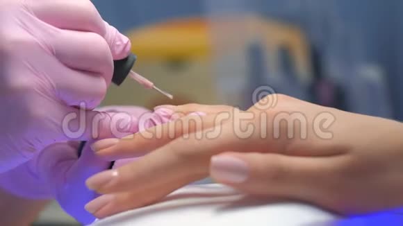 漫画大师正在覆盖绘画客户的指甲手特写视频的预览图