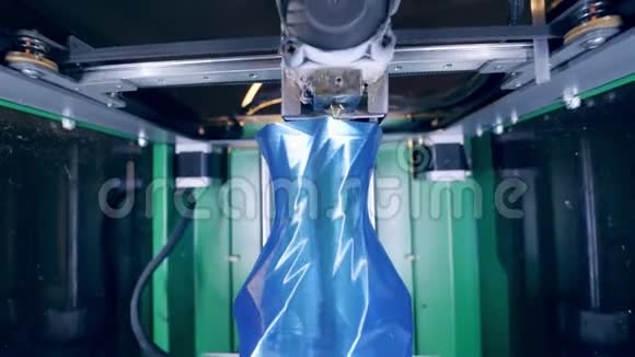 高科技机器正在用3D打印一个蓝色花瓶视频的预览图
