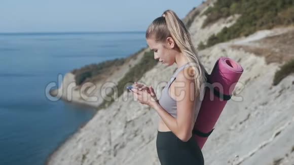 运动服女运动员带垫子手机短信背景海视频的预览图