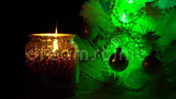 有蜡烛的圣诞树烛台上的蜡烛圣诞气氛开火视频的预览图