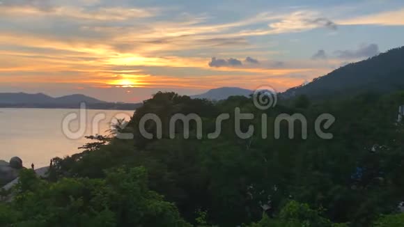 泰国苏梅岛HinTa和HinYai岩下热带日落时的拉麦观点视频的预览图