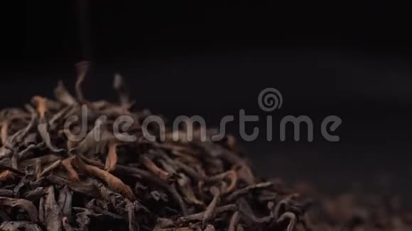 黑茶或绿茶的叶子落在同一片茶叶的山上完美的镜头非常接近视频的预览图