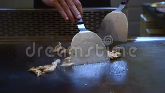 专业厨师在餐厅的开放式烧烤餐厅烤鸡视频的预览图
