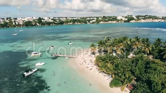 度假小镇和附近的热带海滩视频的预览图