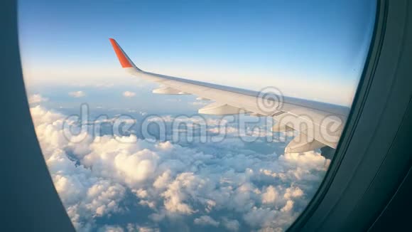 从飞机上看到的机翼和云层视频的预览图