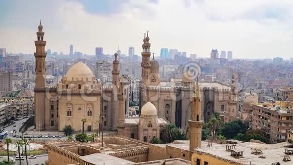 开罗旧区的鸟瞰图哈桑苏丹清真寺马德拉萨开罗埃及时光流逝视频的预览图