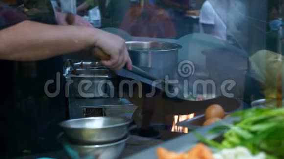 亚洲食物场大锅饭厨手炒饭慢动作视频的预览图