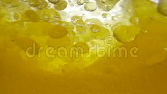 混合黑色卡拉维籽油和亚麻籽油从而产生气泡和液滴结构视频的预览图