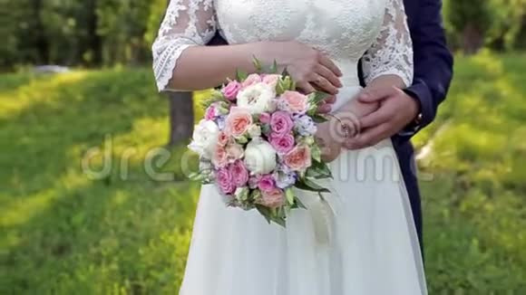 新郎拥抱新娘新娘拿着花束镜头在腰带的水平移动视频的预览图