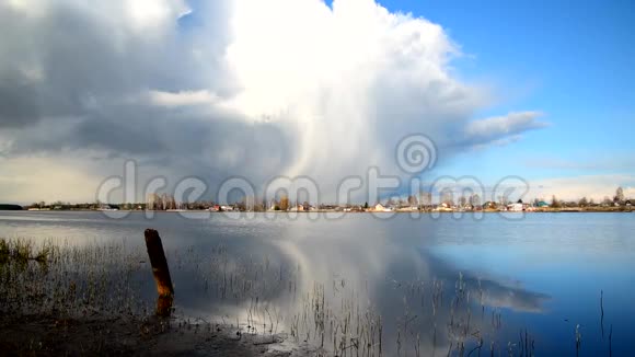 一片巨大的云带着雷雨和飓风飞过湖面视频的预览图