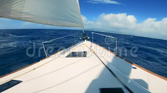 从一艘游艇上第一人称的视野在阳光明媚的一天在蓝色的海水中航行视频的预览图