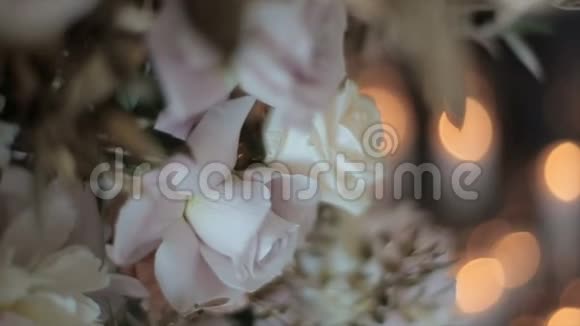 登记办公室的花瓶里放着白色和亮粉色的玫瑰婚礼的鲜花准备好了视频的预览图
