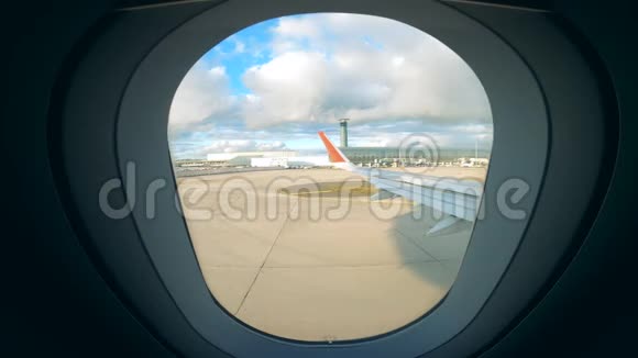 沿跑道行驶时从飞机窗口观看视频的预览图