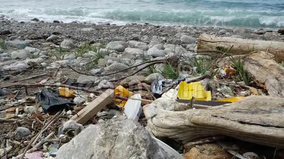 乌克兰克里米亚黑海沿岸之一的自然倾倒场环境污染和全球视频的预览图
