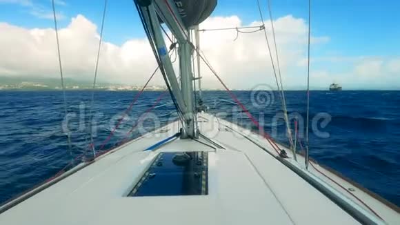 一艘船在第一人称视野中横渡海洋水域视频的预览图
