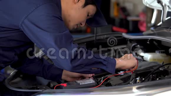 男性机械师检查汽车电气线路系统视频的预览图