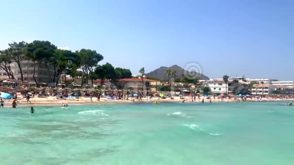 西班牙阿尔库迪阿2019年7月15日人们在西班牙马洛卡的阿尔库迪亚海滩享受阳光明媚的一天视频的预览图