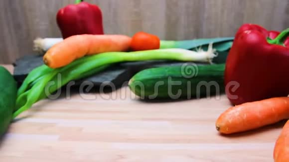 木制桌子和石头上的新鲜蔬菜番茄洋葱黄瓜辣椒视频的预览图