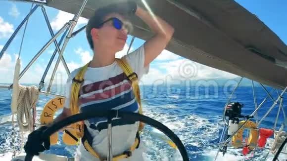 女人在船上跳舞的正面景色年轻女船长享受游艇度假视频的预览图