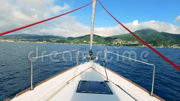 帆船的正面周围是海边在阳光明媚的一天在蓝色的海水中航行视频的预览图