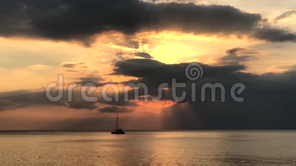 在泰国兰塔岛长滩美丽的日落中人们和船只在海上行走视频的预览图