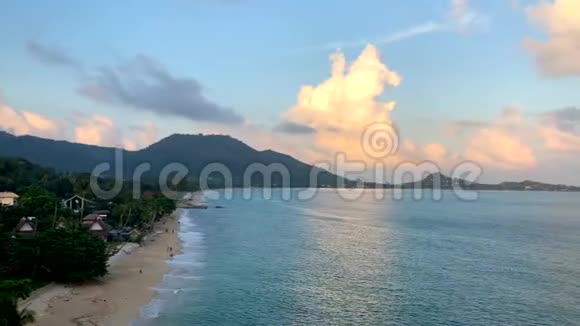 泰国苏梅岛HinTa和HinYai岩下热带日落时的拉麦观点视频的预览图