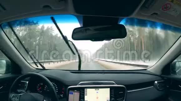 第一人称快速行驶在雪道上的汽车视频的预览图